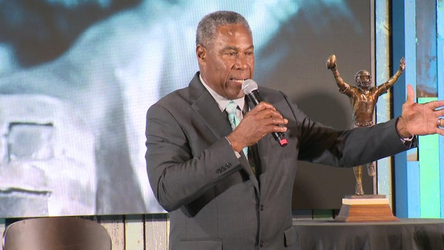 12-4-nat-moore-award-show-lz-cam.jpg 