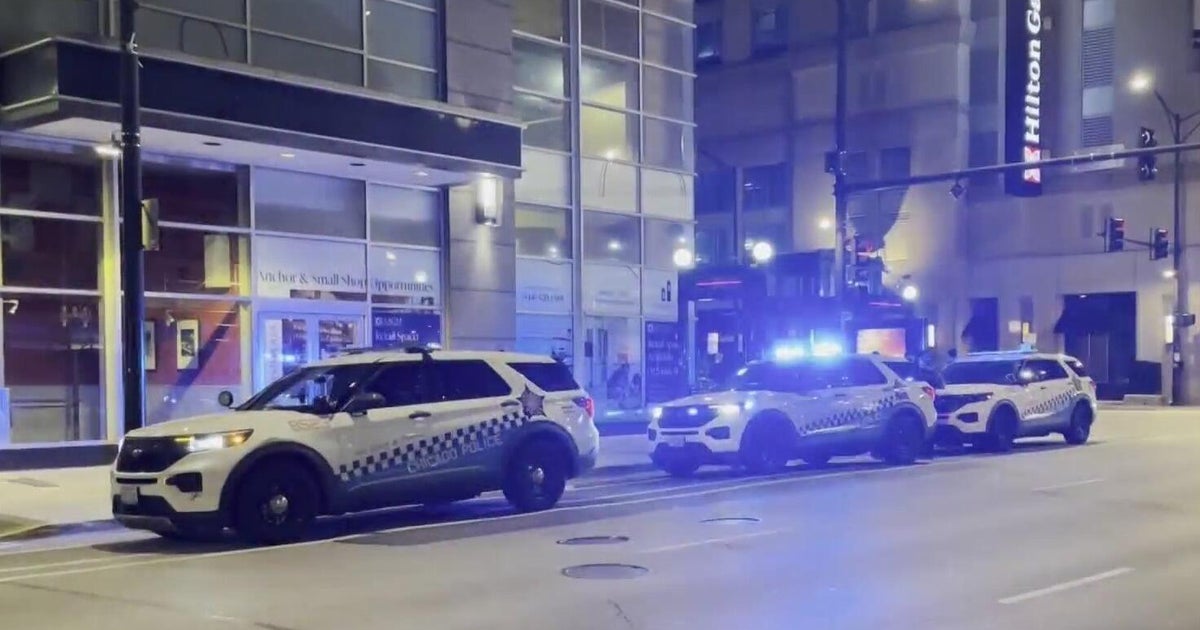 Man robbed at gunpoint by 4 men in downtown Chicago - CBS Chicago
