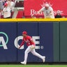 Marté robs Reynolds of tying homer in 9th, Reds beat Pirates 2-1 