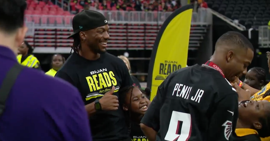 Falcons star Bijan Robinson hosts book fair for Atlanta students - CBS ...