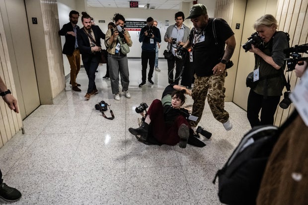 Press Photographer Injured After Physical Altercation With ICE Agent Inside New York City Immigration Court Hallway 