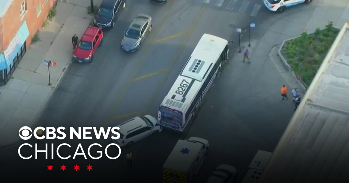 Minivan slams into CTA bus in East Garfield Park - CBS Chicago