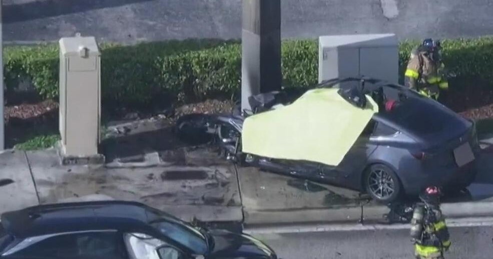 Fatal car crash in North Miami Beach under investigation - CBS Miami