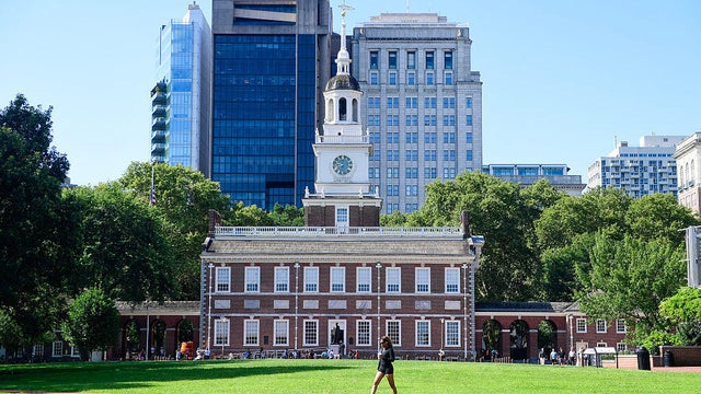 Exterior photo of Independence Hall in Philadelphia 