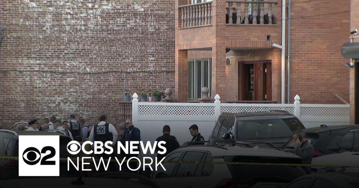 1 dead after double stabbing in Queens - CBS New York