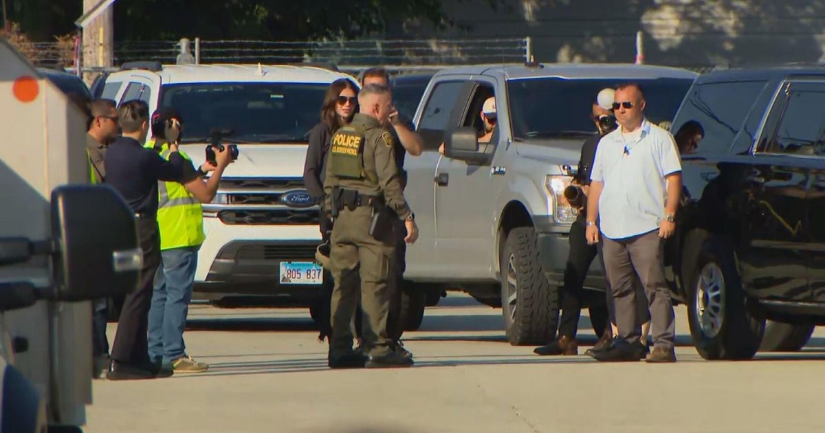 Pritzker: Noem should "no longer be able to step foot" in Illinois without accountability as she visits Broadview ICE facility