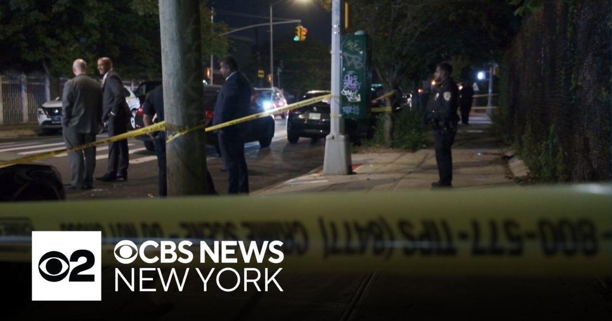 East New York stabbing wounds 2 men in Brooklyn, NYPD says - CBS New York