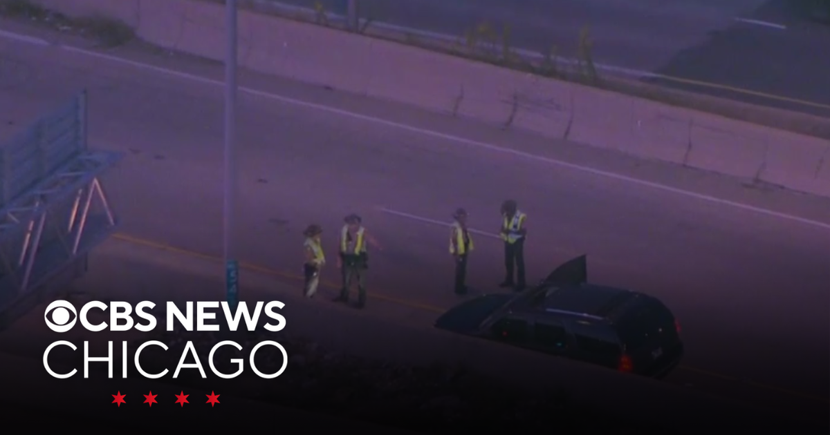 Crash shuts down outbound Dan Ryan express lanes - CBS Chicago