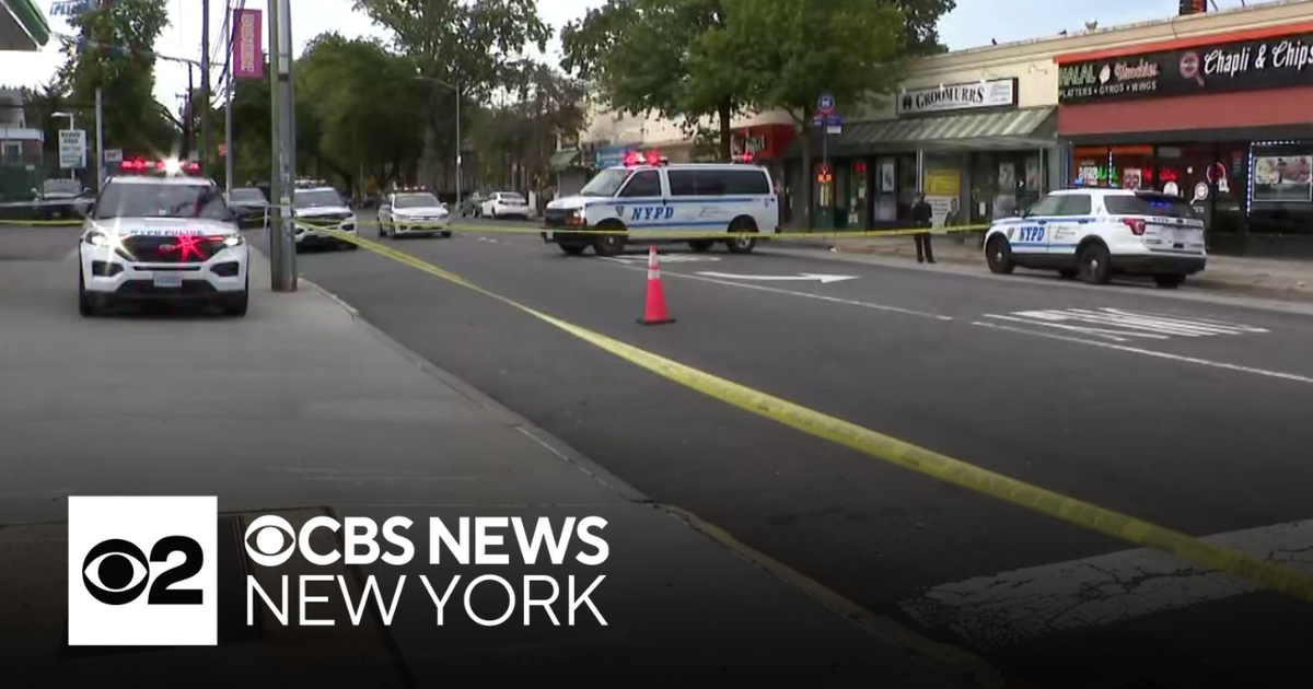 Teen shot during scuffle at Queens bus stop - CBS New York