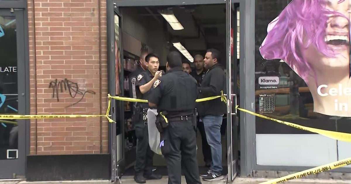 NYPD officer hurt breaking up stabbing in Chelsea - CBS New York