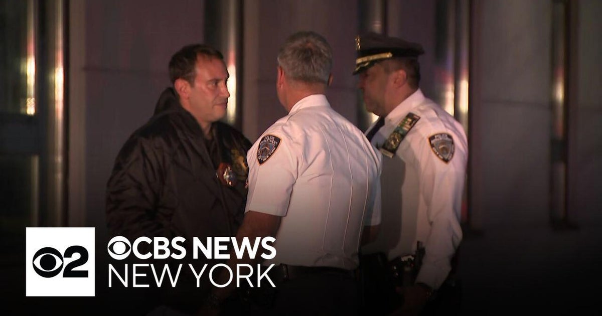Robbery suspect shot, officer injured in Bronx incident - CBS New York