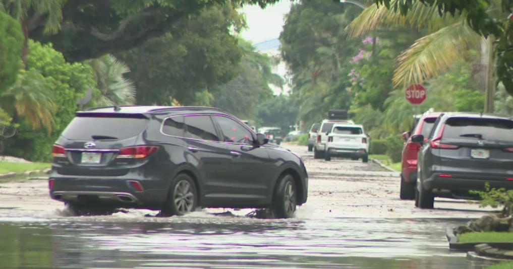 King tides, heavy rain flood South Florida streets, strand drivers