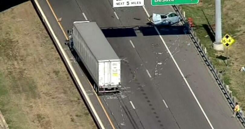 Crash closes northbound Highway 67 in Cedar Hill