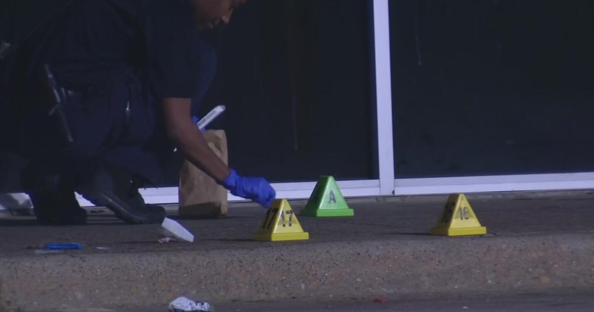 1 dead, 4 injured after shooting outside Dallas shopping center ...