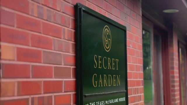 secret-garden-sign.jpg 