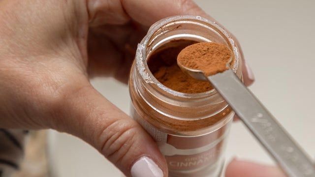 Cinnamon sticks with powder 