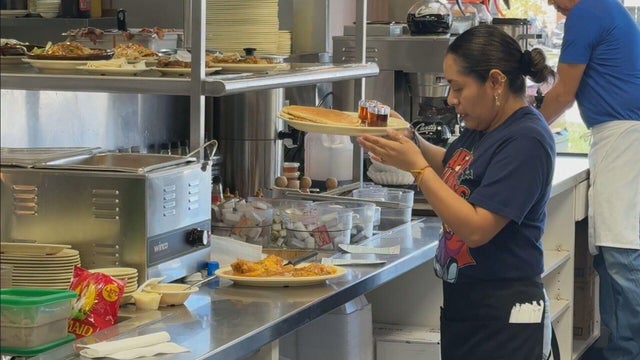 apple-ridge-cafe-server-food-order.jpg 