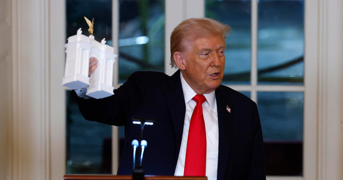 Trump unveils model of triumphal arch to business leaders at fundraiser