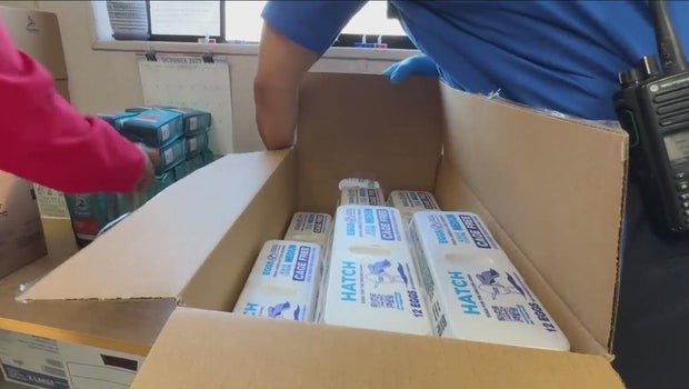 Unpaid Oakland Airport TSA workers receive food bank donations on the job