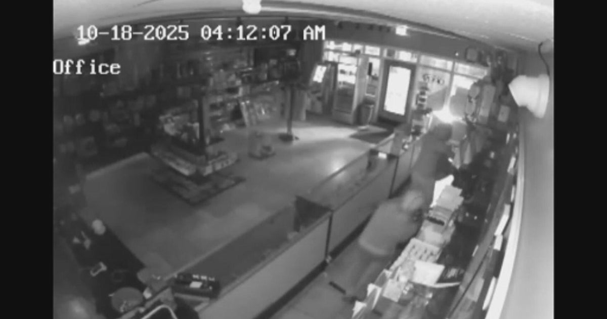 Video captures moments suspects burglarize Fort Lauderdale smoke shop, owners say it’s 2nd time this week