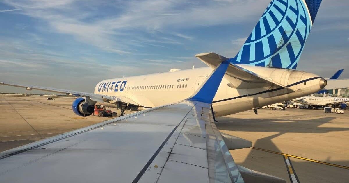 2 United Airlines planes clip wings at O’Hare International Airport