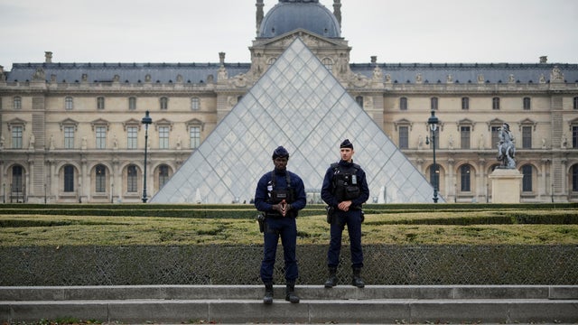 Louvre Closes After Jewellery Heist 