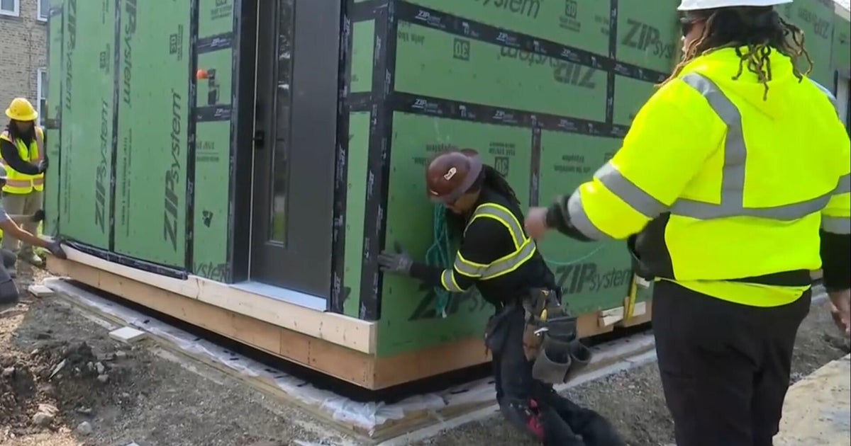 Inside the push to turn vacant city lots into affordable homes in Chicago