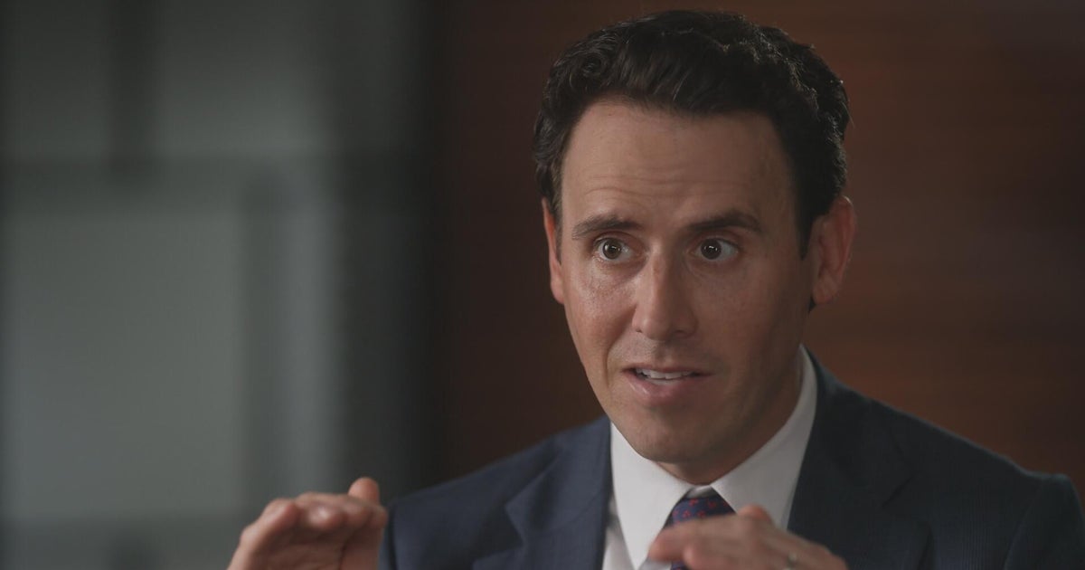 Mentalist Oz Pearlman blows minds, from Joe Rogan to tech titans | 60 Minutes