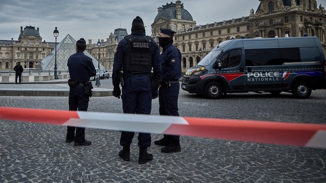 Louvre Closes After Jewellery Heist