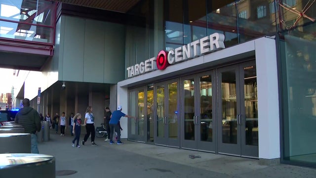 10p-sotvo-2-wolves-fan-excitement-wcco91yq.jpg