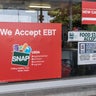 Se aceptan SNAP y EBT. SNAP y los cupones de alimentos brindan ayuda económica a familias de bajos recursos.