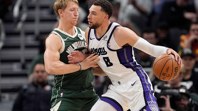 Sacramento Kings v Milwaukee Bucks 