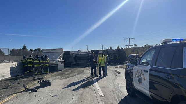 highway-4-big-rig-overturn-antioch-110425.jpg 