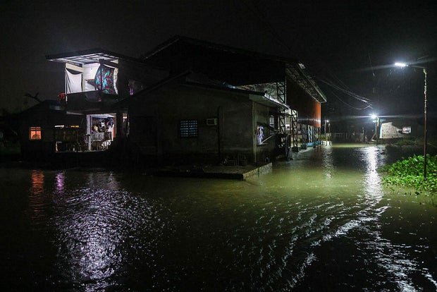 Topan Super Fung-Wong melanda Filipina, menyebabkan lebih dari 900.000 orang dievakuasi