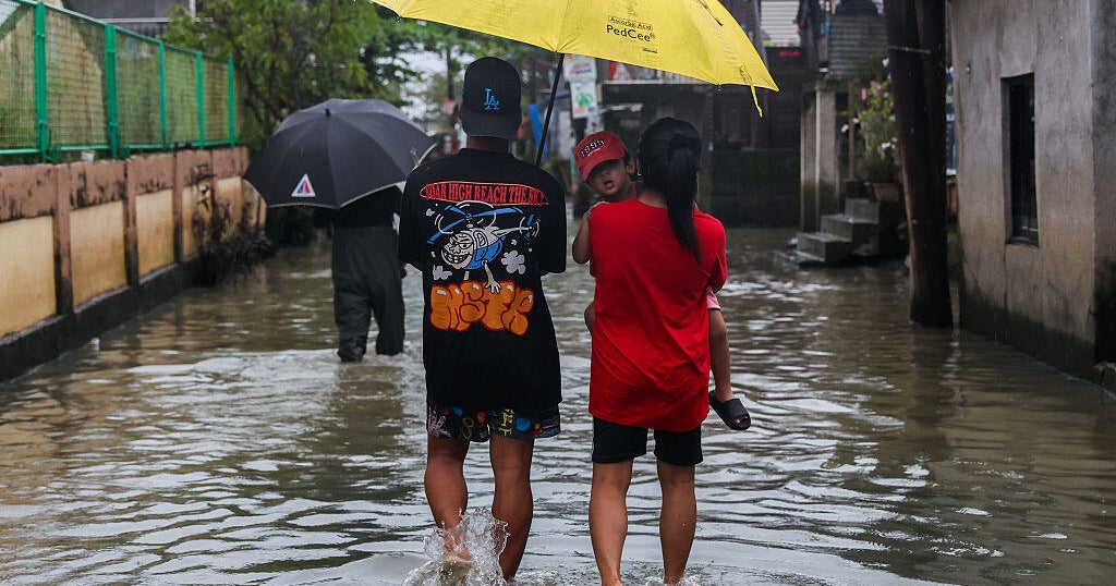 Super Typhoon Fung-wong slams into Philippines after displacing 1 million
