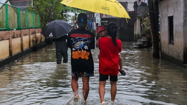 Super Typhoon Fung-Wong hits Philippines, with over 900,000 evacuated 