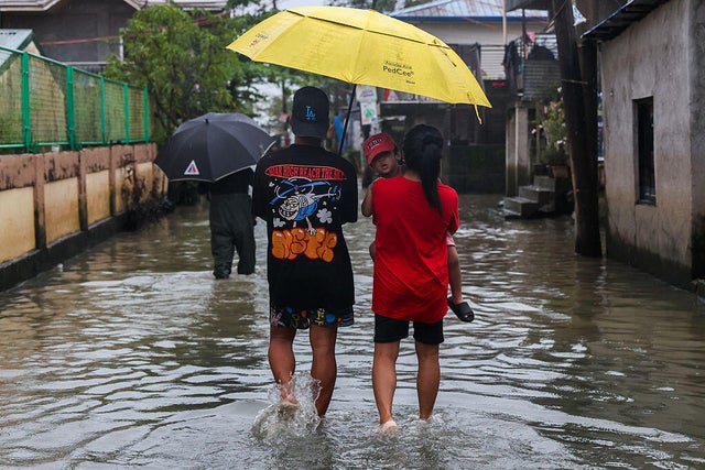 Super Typhoon Fung-Wong hits Philippines, with over 900,000 evacuated 