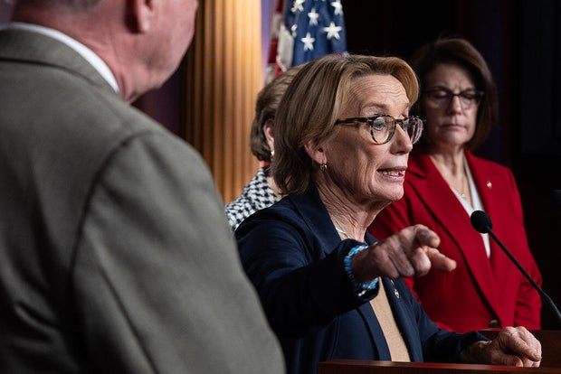 Los legisladores continúan negociando la financiación del gobierno mientras el cierre se prolonga más de un mes.