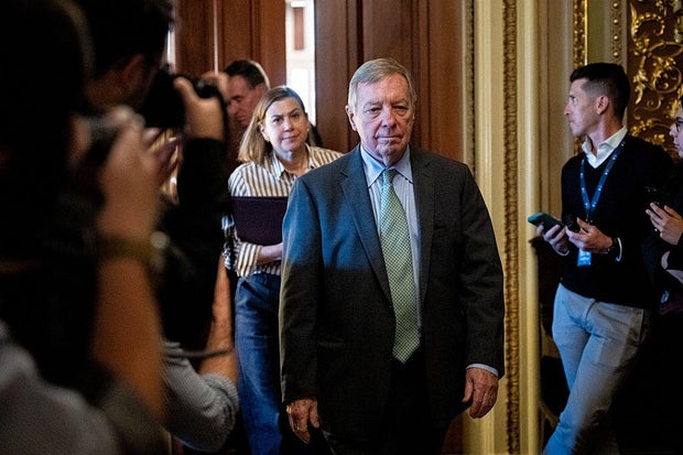 Los demócratas desestiman las amenazas de despido de Trump mientras el cierre del gobierno estadounidense se prolonga.