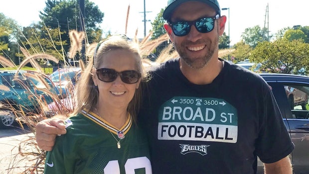 5 years after kidney transplant, these 2 Eagles and Packers fans are back together