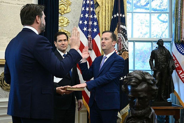 مراسم أداء اليمين للسفير الأمريكي لدى الهند سيرجيو جور