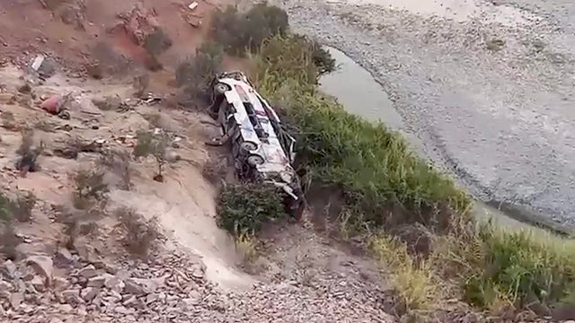 https://assets1.cbsnewsstatic.com/hub/i/r/2025/11/12/ee8e466c-447e-46b5-8fa5-b94eeb329f4d/thumbnail/640x360/ce71e45db4f77c3d8c5dd20f1d49ebb4/peru-bus-crash.jpg
