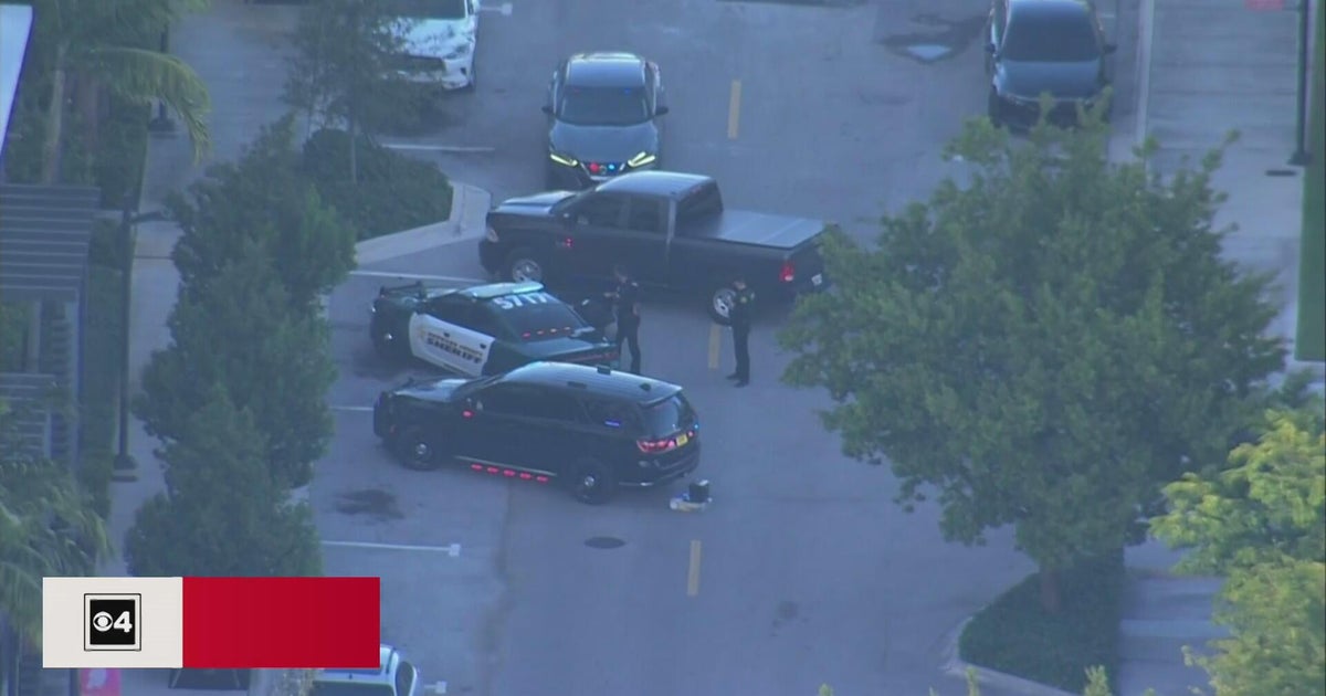 Heavy police presence as investigation unfolds in Pompano Beach - CBS Miami