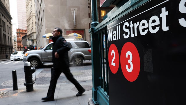 Dow Plunges Over 800 Points In Intraday Trading 