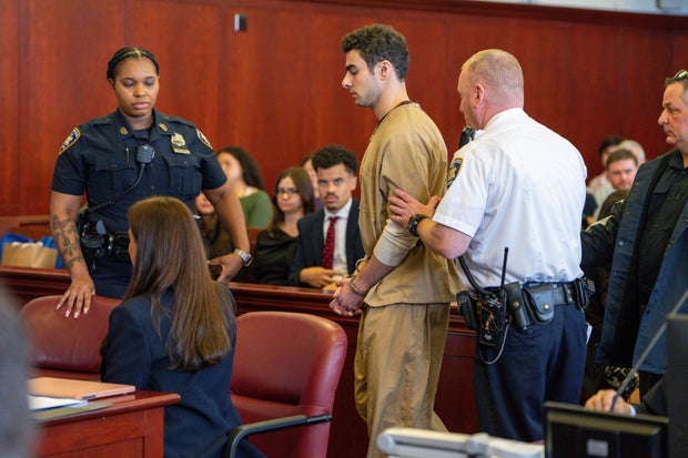 Luigi Mangione, center, attends a pretrial hearing at New York State Supreme Court in New York, US, on Tuesday, Sept. 16, 2025. 