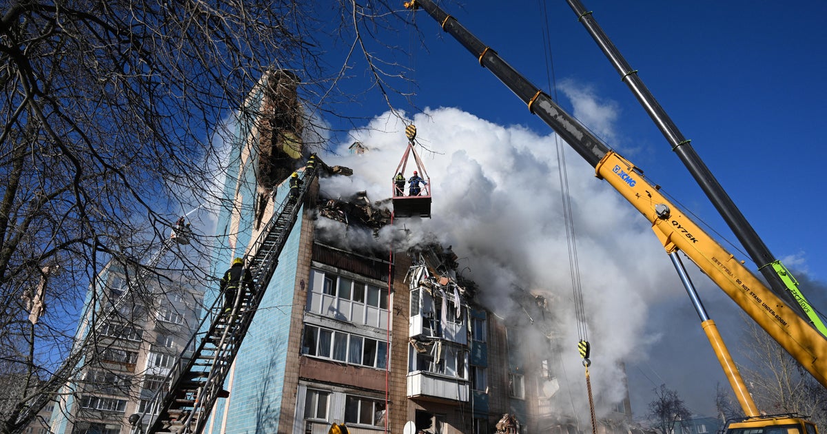 Russia pummels Ukraine with missiles and drones, killing not less than 25 as U.S. tries to revive peace talks