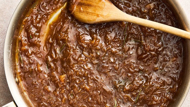 caramelized-shallot-gravy-nyt-cooking.jpg 