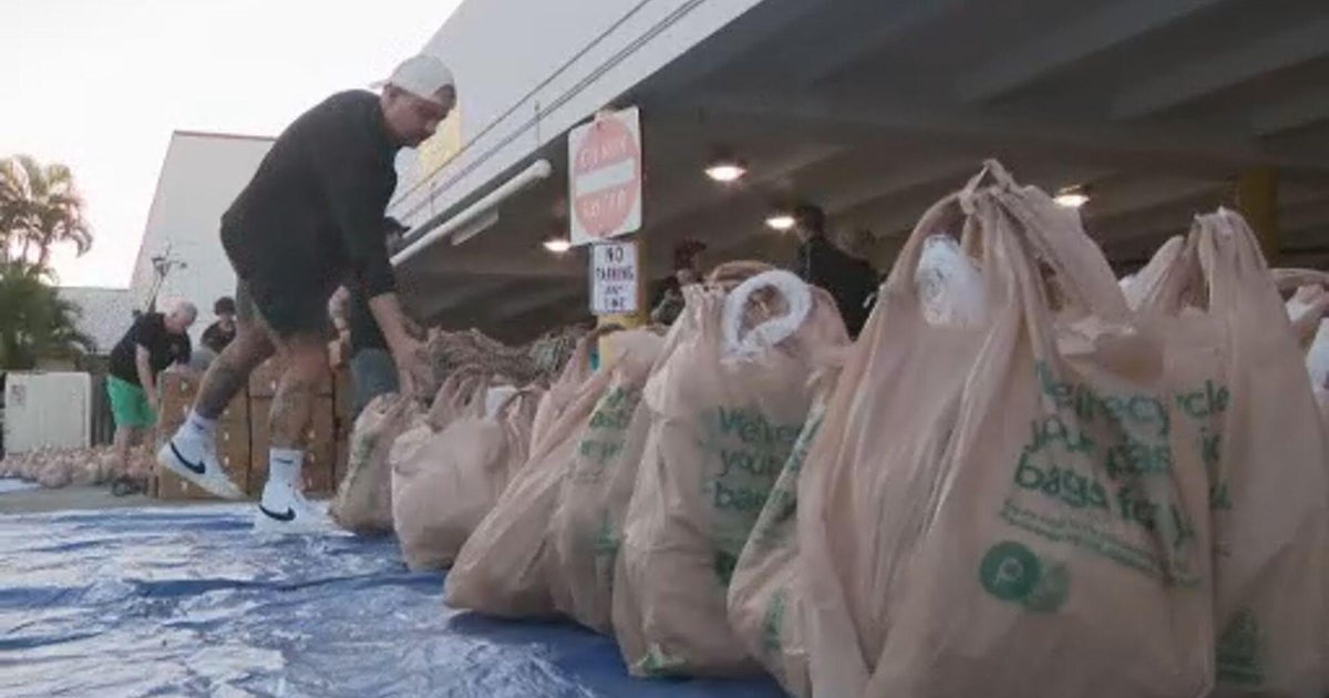 Hundreds of South Florida families in need given turkeys, food for Thanksgiving: “I’m grateful”