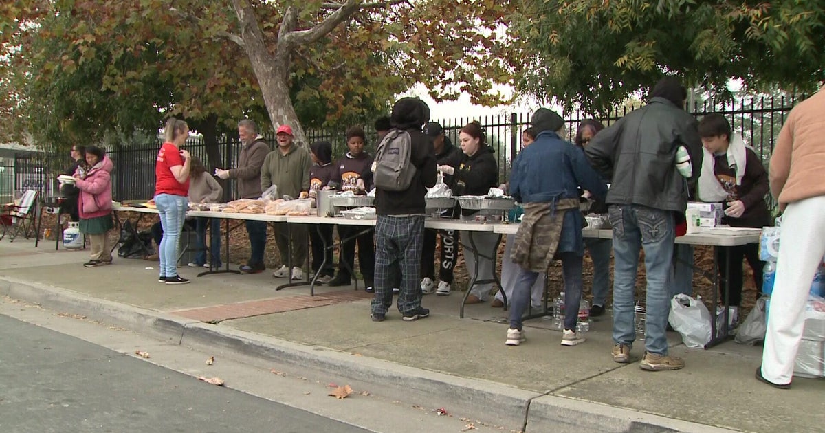 Youth basketball team assists 209 Cares, giving hot meals to Stockton homeless population