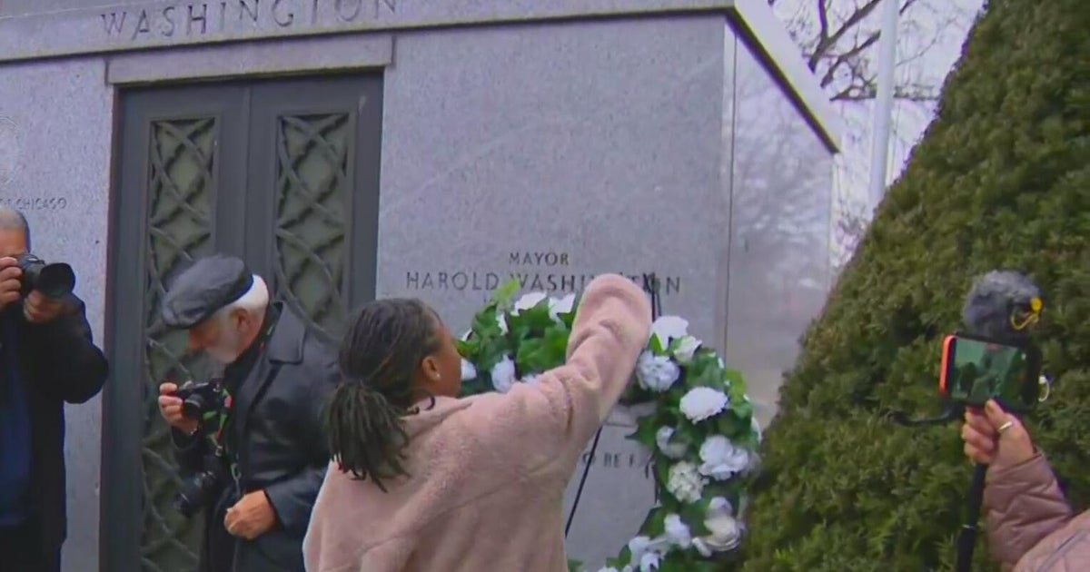 Late Chicago Mayor Harold Washington honored during wreath-laying ceremony